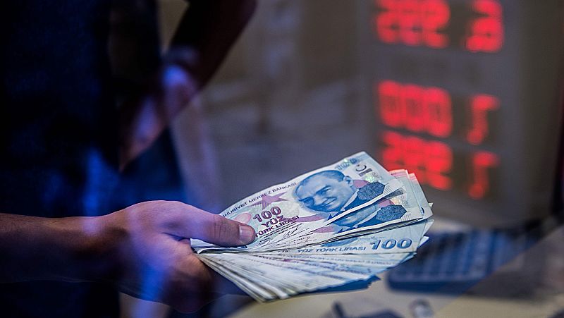 El Banco Central de Turquía dice que garantizará "toda la liquidez necesaria a la banca" ante el desplome de la lira