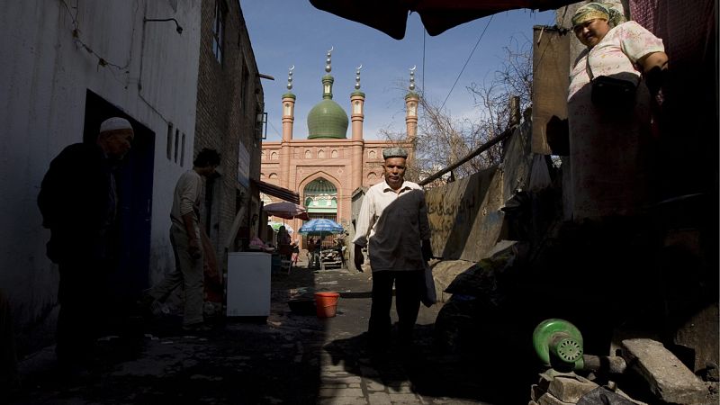 China niega haber internado a un millón de uigures en campos para su adoctrinamiento
