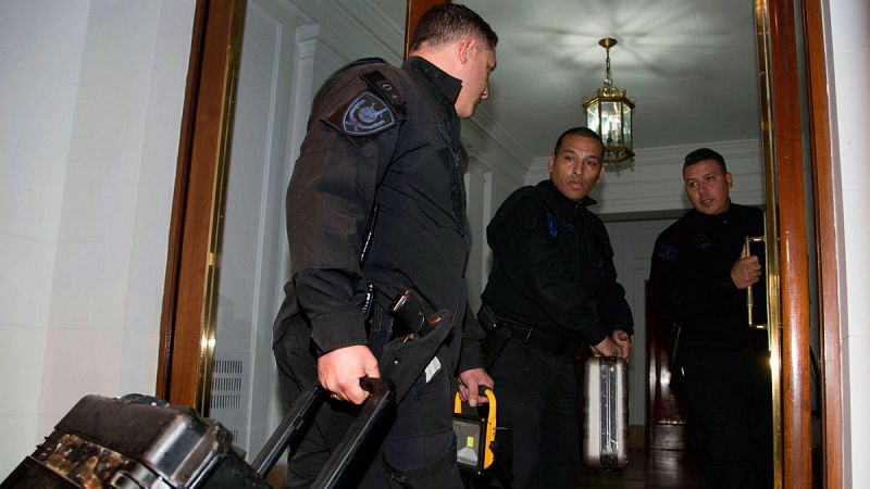 La policía argentina registra el edificio donde vive la expresidenta Cristina Fernández