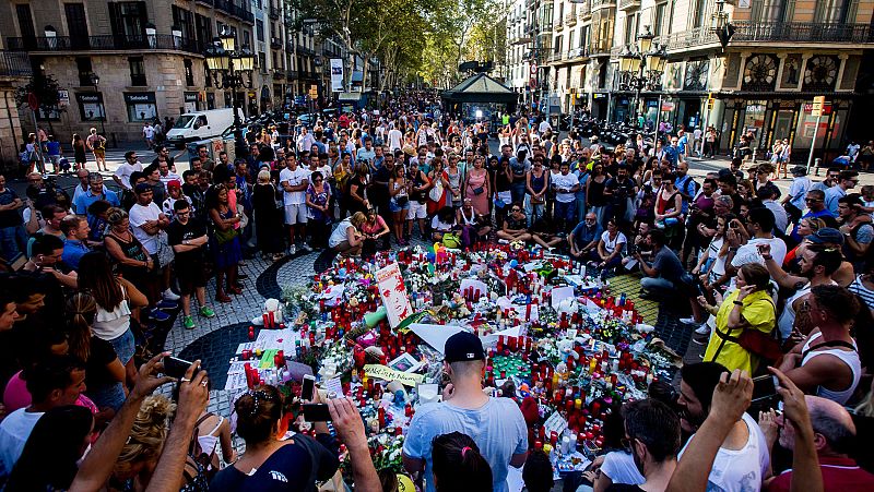 Barcelona recuerda a las víctimas del doble atentado de Cataluña en un acto en el que coincidirán el rey y Torra