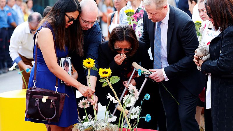 Barcelona se llena de flores, msica y paz en el homenaje a las vctimas de los atentados en Catalua