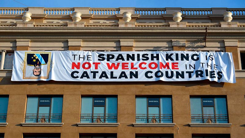 Grupos independentistas cuelgan dos pancartas contra el rey en el centro de Barcelona