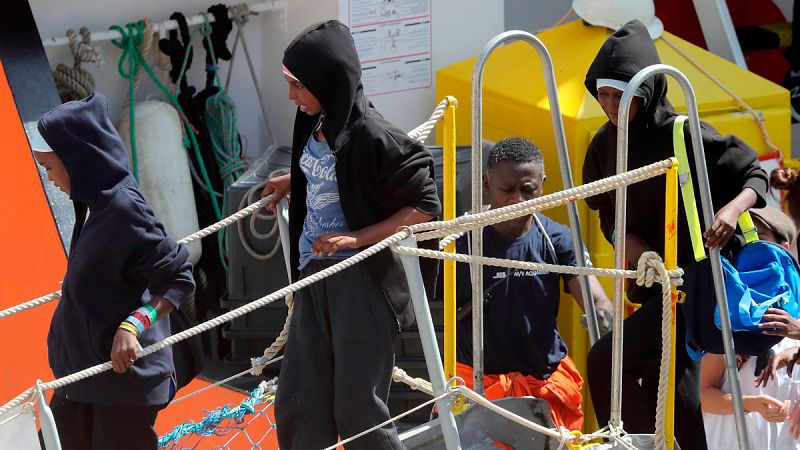 Italia amenaza con llevar a Libia a los 177 migrantes rescatados por un barco italiano si la UE no les busca puerto
