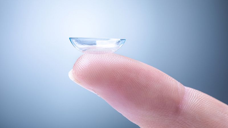 Tirar las lentillas por el desagüe puede contribuir a la contaminación del agua con microplásticos
