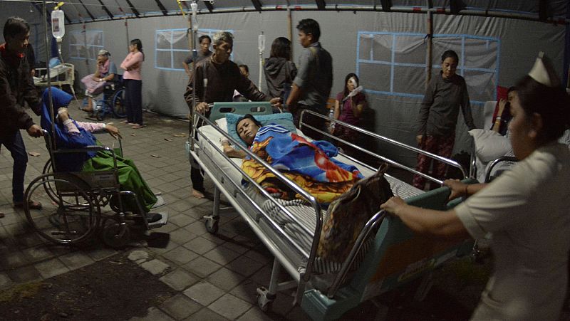 Al menos 10 muertos y 24 heridos en dos nuevos terremotos en Lombok, Indonesia