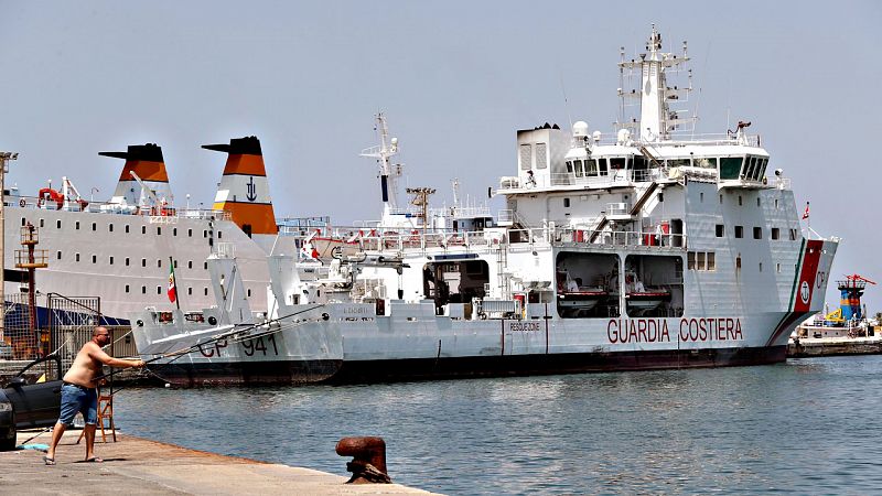 Italia traslada a los 177 migrantes rescatados a Catania, pero no les desembarcará hasta que la UE los reparta