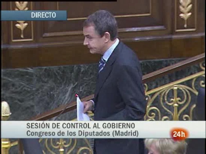 Zapatero habla de "probables fusiones bancarias" y Rajoy le acusa de olvidarse de la crisis "real"
