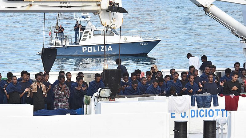 Salvini autoriza el desembarco a 29 menores de los 177 migrantes bloqueados en el buque Diciotti en Catania