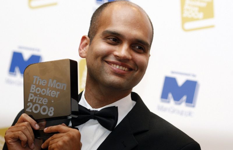El debutante escritor indio Aravind Adiga gana el Premio Booker 2008