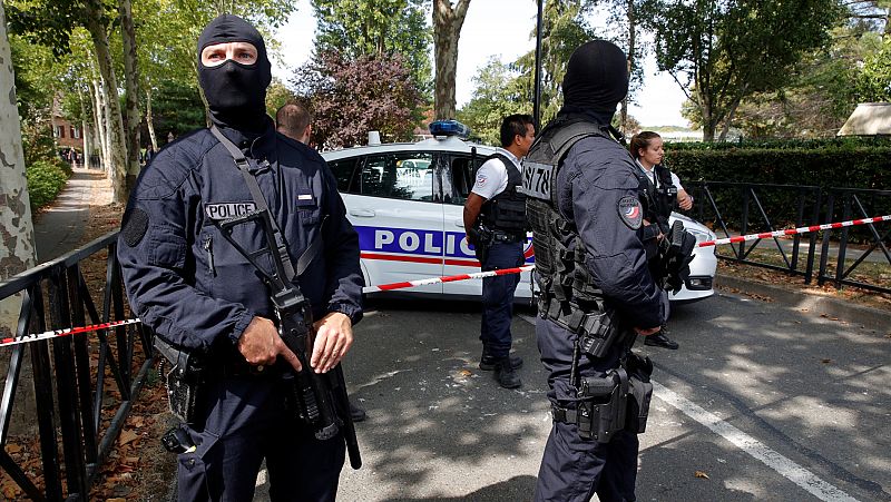 Dos muertos y un herido grave en un ataque con un cuchillo en un suburbio de París