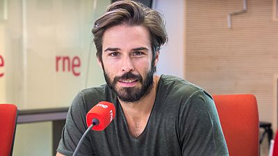 Álex Barahona practica el intercambio de pareja en 'Dos más dos'