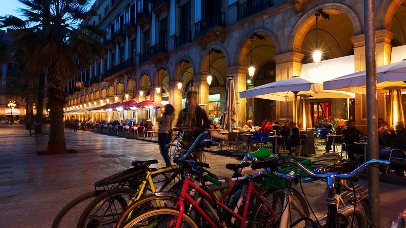 Barcelona prohibirá a las bicicletas circular por la acera a partir de 2019
