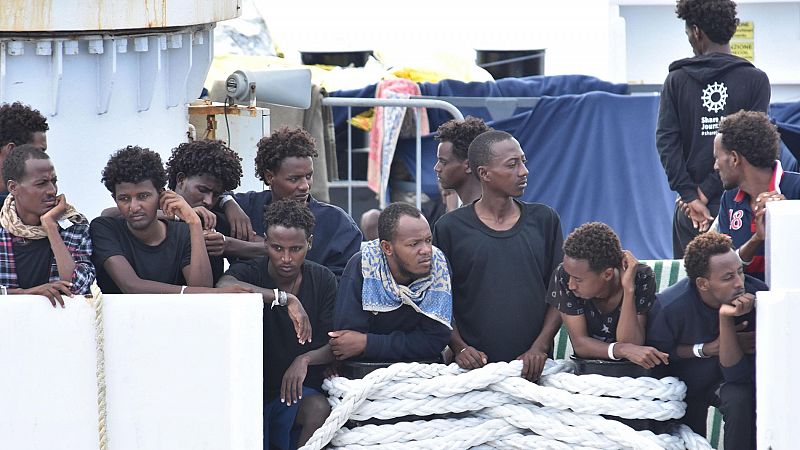 Italia amenaza a la UE con reducir su presupuesto ante la falta de acuerdo para repartir migrantes