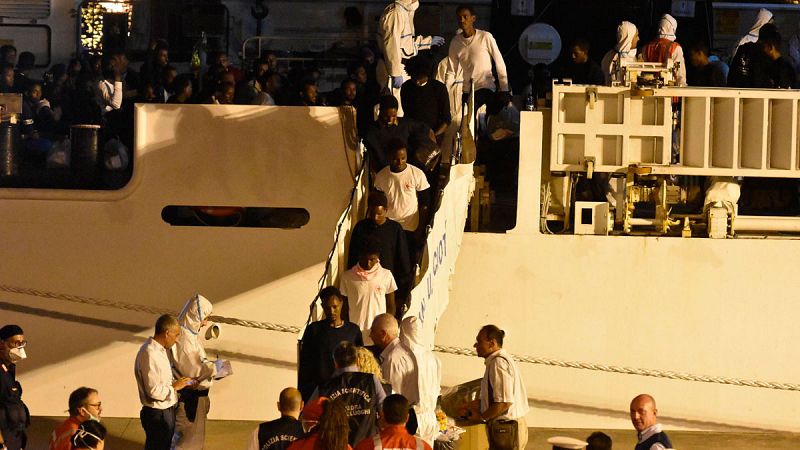 Los 138 migrantes que permanecían en el Diciotti desembarcan en Catania y Salvini es investigado