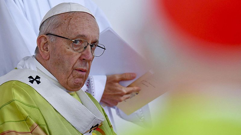 El papa pide perdón por los "crímenes" cometidos por parte del clero en Irlanda