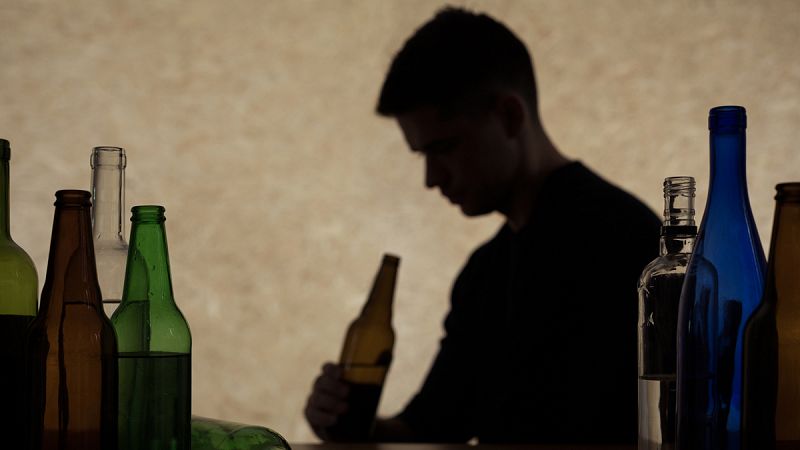 El consumo temprano de alcohol puede triplicar el riesgo de cáncer de próstata grave, según un estudio