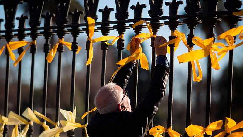 Los lazos amarillos, el nuevo pulso entre el Estado y la Generalitat de Cataluña