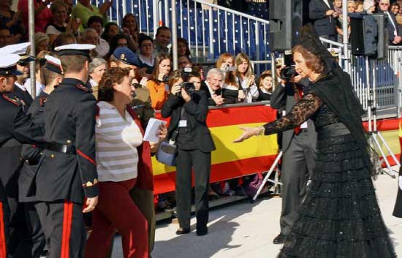 La Reina rompe el protocolo en Ferrol para atender a la madre de un cabo expedientado