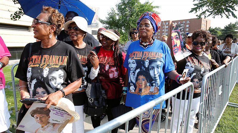 Miles de personas dan su último adiós a Aretha Franklin en Detroit