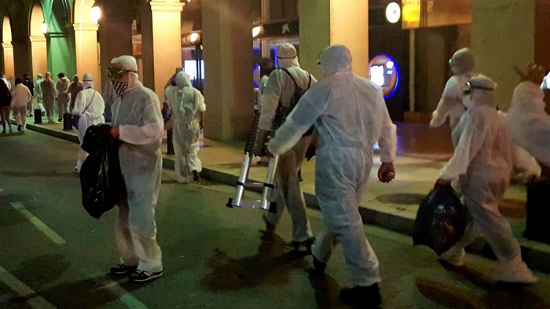 Una "brigada de limpieza" formada por unas 80 personas retira lazos amarillos en Girona