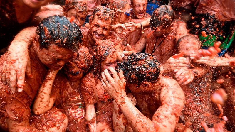 Unas 20.000 personas se lanzan 145.000  kilos de tomates en Buñol en una Tomatina de "récord"