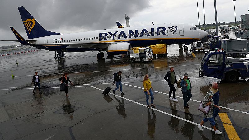 Fomento se reunirá con Ryanair tras anunciar la compañía que cobrará por el equipaje de mano