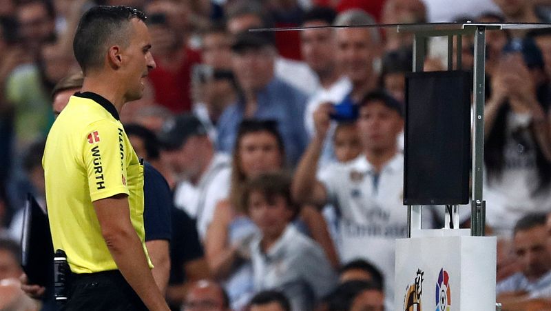 El VAR se estrena en el Bernabéu concediendo un gol a Benzema