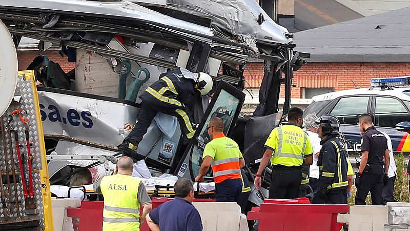 Al menos cinco muertos al estrellarse un autobús contra el pilar de un viaducto en Avilés