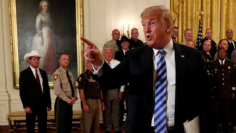 Trump denuncia "traición" en su entorno tras la publicación de un artículo anónimo en su contra