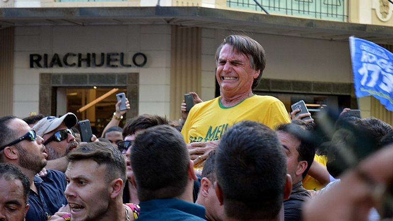 El candidato ultraderechista brasileño Jair Bolsonaro, apuñalado durante un acto electoral