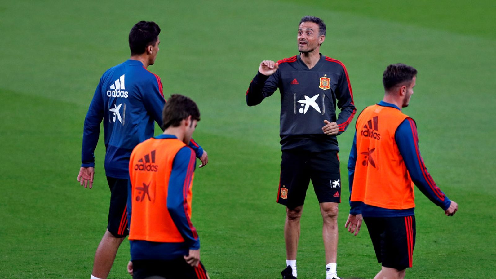 La nueva selección española dirigida por Luis Enrique Martínez, arranca en un duelo de enjundia en el mítico Wembley, ante Inglaterra, en el inicio de una nueva era sin Andrés Iniesta y un puñado de futbolistas que han hecho historia, con nuevas cara