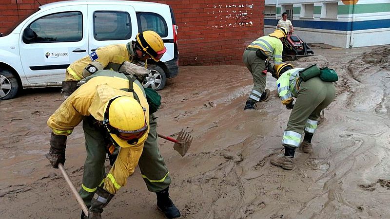 La lluvia torrencial desborda un arroyo en el municipio toledano de Cebolla y daña viviendas y vehículos