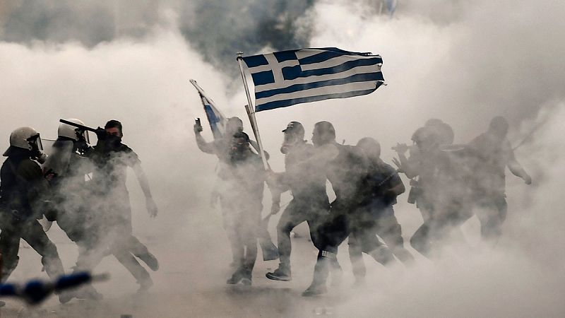 Nacionalistas griegos contrarios al acuerdo sobre el futuro nombre de Macedonia se enfrentan con la Policía