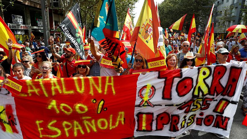 Tensión en Barcelona al confluir la manifestación por la unidad de España con una convocatoria de movimientos antifascistas