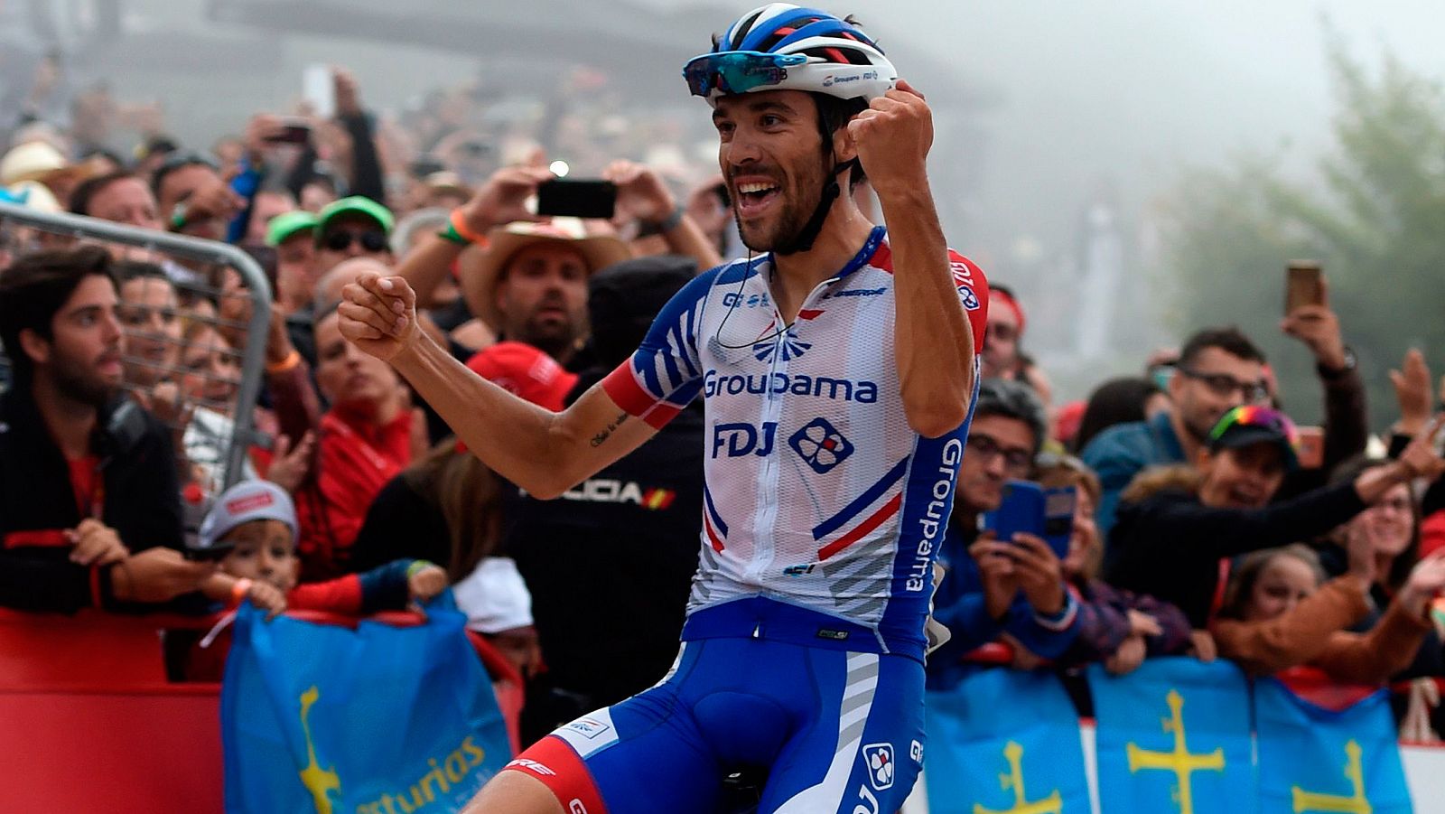 El francés Pinto se hizo con la victoria en los Lagos de Covadonga, en una etapa en la que Valverde se ha postulado para el triunfo final de una Vuelta que sigue liderando Simon Yates.