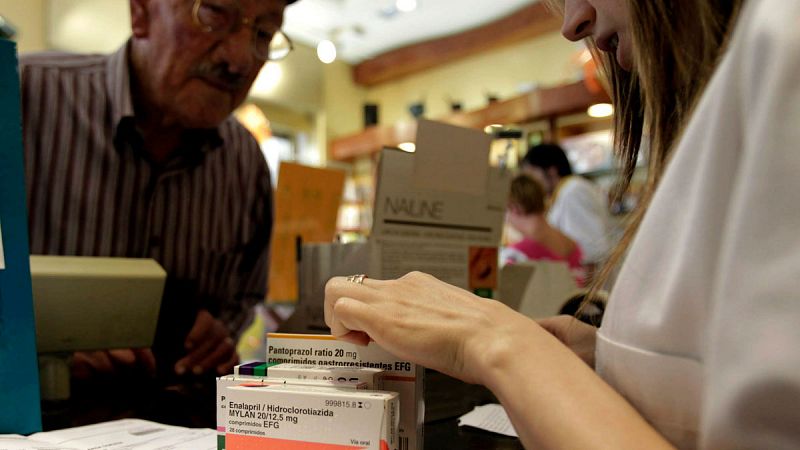 Dos millones de personas en España no retiran medicinas prescritas por falta de dinero, según un estudio