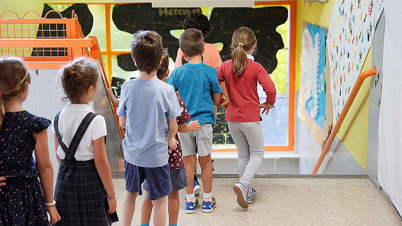 Más de la mitad de los españoles cuyos padres no superaron la secundaria no pasan de ese nivel