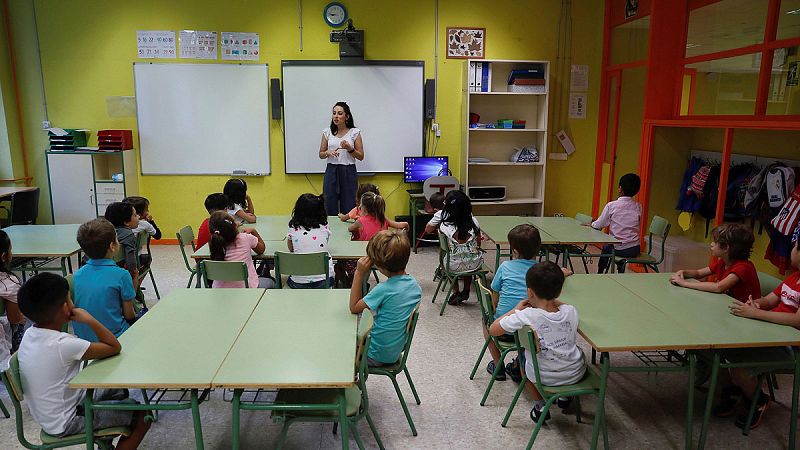 Los docentes españoles trabajan una media de 200 horas menos que en la OCDE