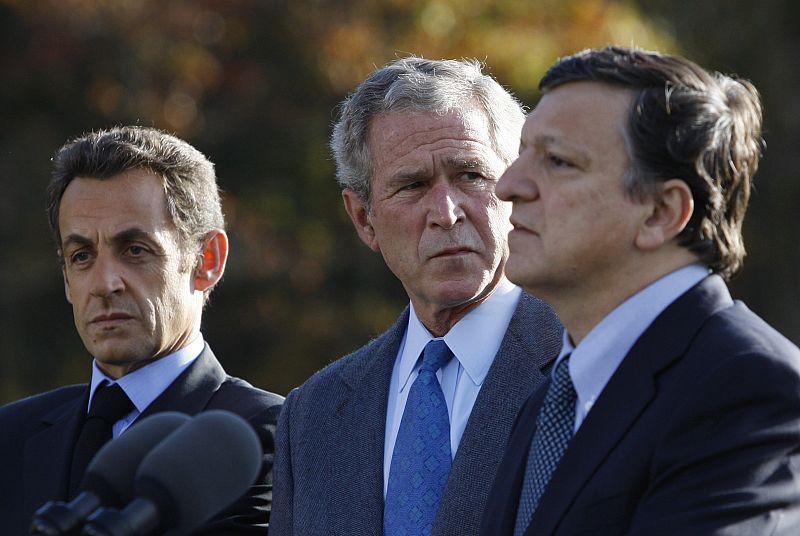 Bush y Sarkozy proponen una serie de cumbres internacionales para afrontar la crisis