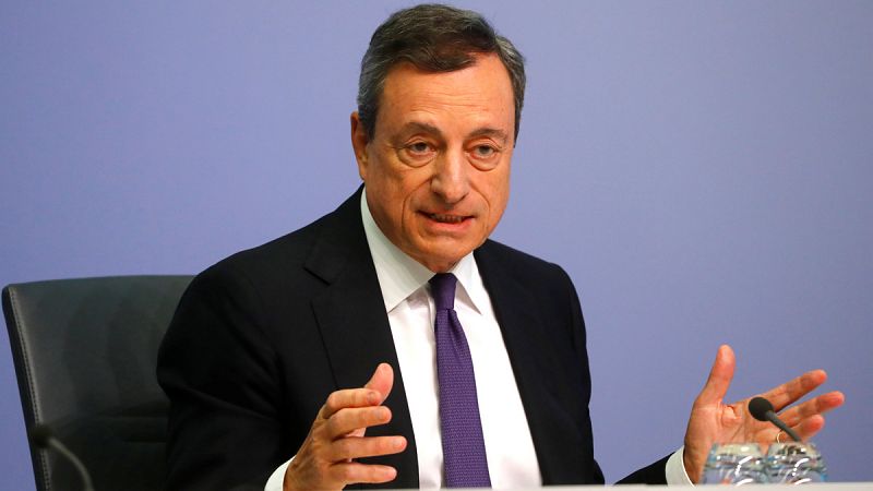 Draghi reconoce que el crecimiento se está frenando pero mantiene el calendario de retirada de estimulos