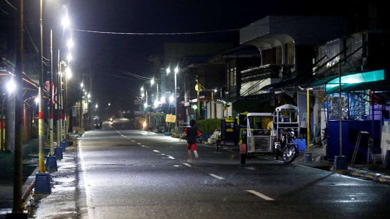 El tifón Mangkhut toca tierra al norte de Filipinas con ráfagas de viento de hasta 285 kilómetros por hora