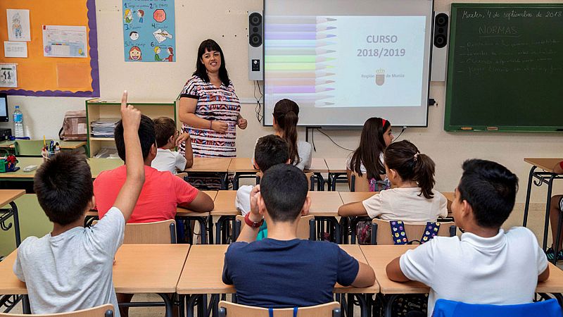 El Gobierno delega a las comunidades autónomas revertir los recortes en educación: "Ahí está la trampa"