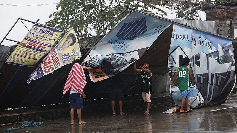 El tifEl tifón Mangkhut se cobra la vida de al menos ocho personas y deja devastada la zona norte de Filipinas
