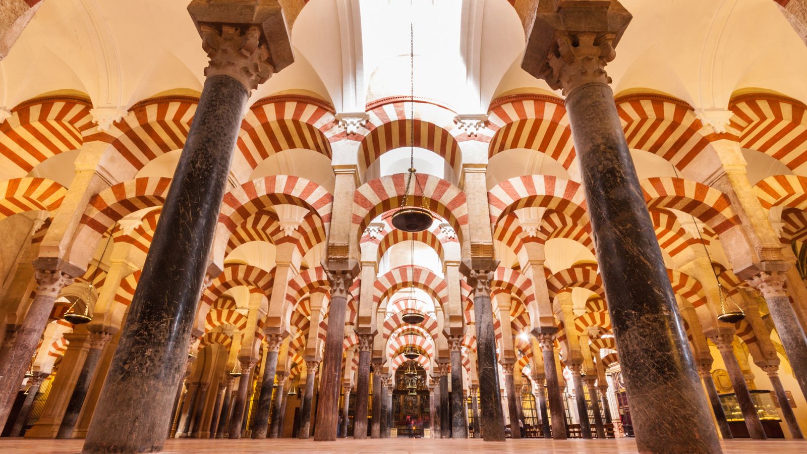 La mezquita-catedral de Córdoba siempre fue de titularidad pública, según un informe encargado por el ayuntamiento cordobés.