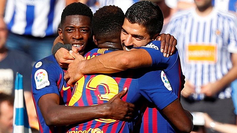 Suárez y Dembélé rescatan al Barça en Anoeta