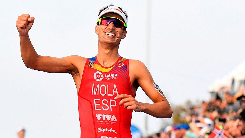 Mario Mola logra su tercer Mundial de triatlón consecutivo