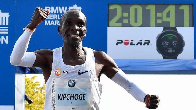 El keniano Eliud Kipchoge gana el maratón de Berlín con nuevo récord mundial