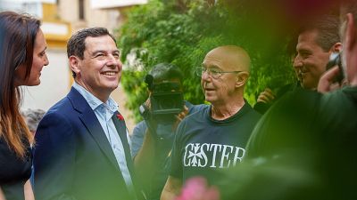 El presidente de la Junta de Andalucía y candidato del PP a la reelección, Juanma Moreno, durante la visita a las Cruces de Mayo de Córdoba. El presidente de la Junta de Andalucía y candidato del PP a la reelección, Juanma Moreno, durante la visita a las Cruces de Mayo de Córdoba.