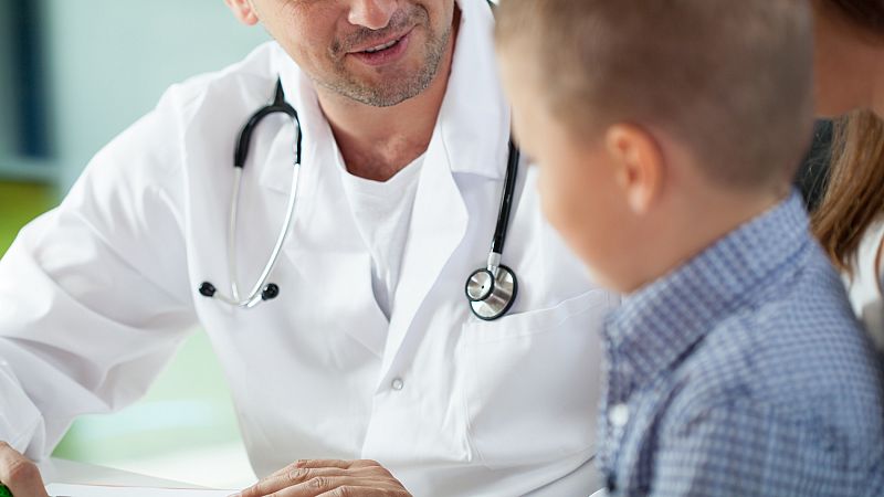 Juzgan a un pediatra español acusado por abuso sexual de 52 niños en Suecia