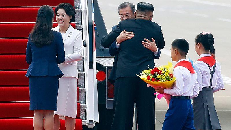 Kim y Moon muestran cercanía en su tercer encuentro para rebajar la tensión nuclear